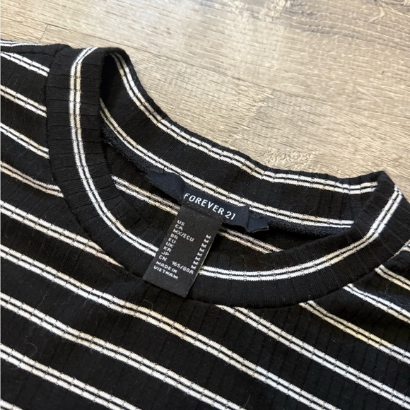 •FOREVER 21• CROP TOP - Picture 5 of 6